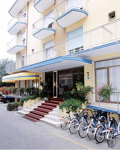 Hotel Azzorre Lido di Jesolo Exteriör bild